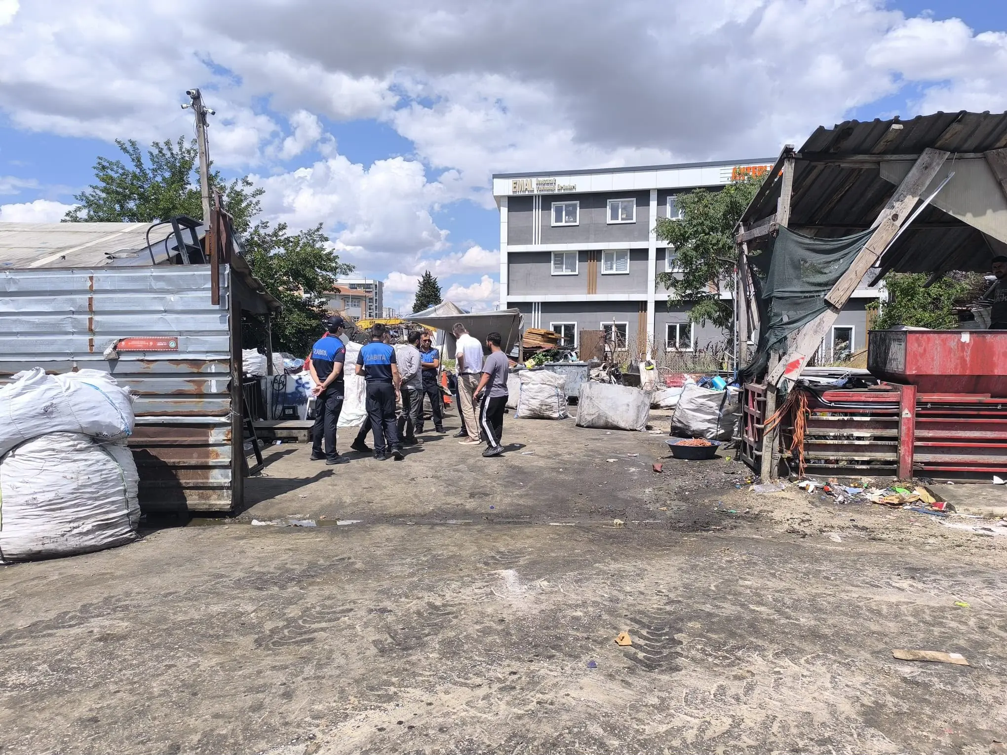 GÜNEY ÇEVRE YOLU'NDAKİ HURDACILARIN TAŞINMA SÜRECİ DENETİMLERLE SÜRÜYOR galeri görseli